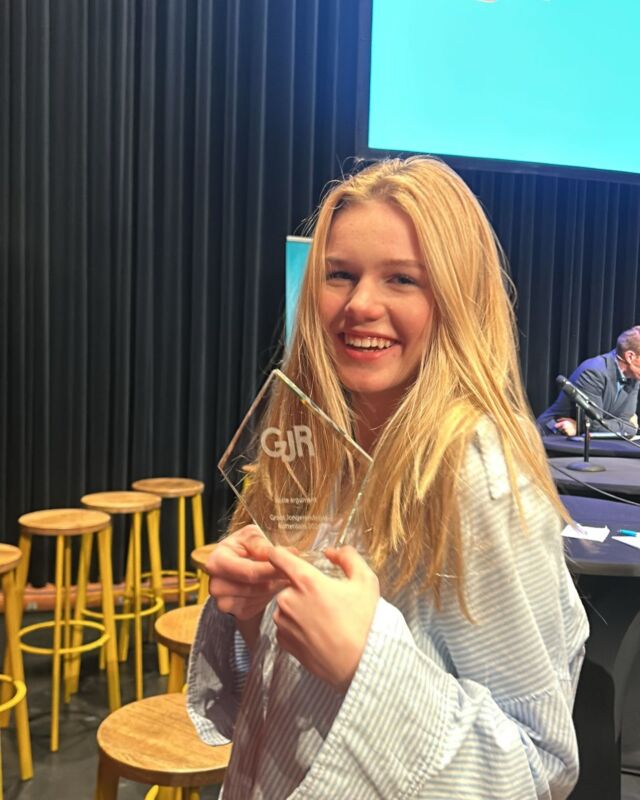 🥳 Vandaag heeft Jolie uit 4V de prijs voor beste argumentatie op het Groot Jongerendebat Rotterdam gewonnen! Namens heel Emmauscollege Rotterdam, van harte! 🎉